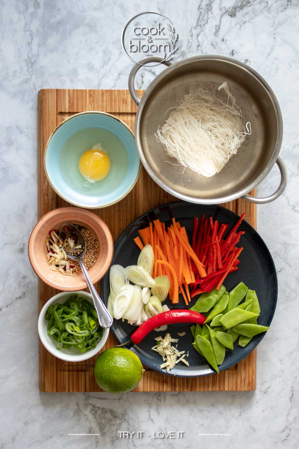 Koreanische Glasnudeln mit Gemüse & Ei – Schnell, bunt und einfach ... Koreanische Glasnudeln mit Gemüse & Ei – Schnell, bunt und einfach ...