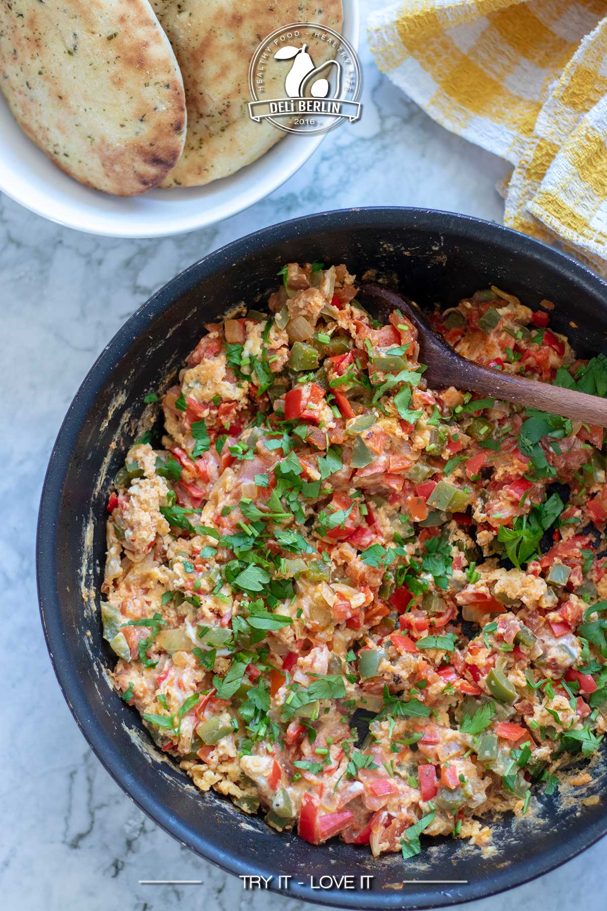 Menemen – Türkische Eierpfanne mit Paprika & Tomaten