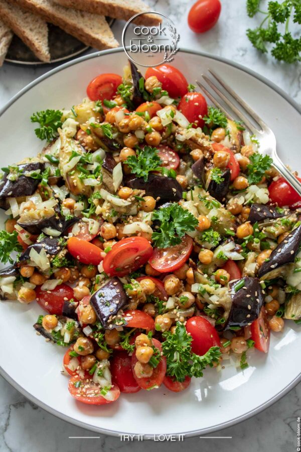 Aromatischer Auberginensalat mit Kichererbsen – einfach & ofengeröstet