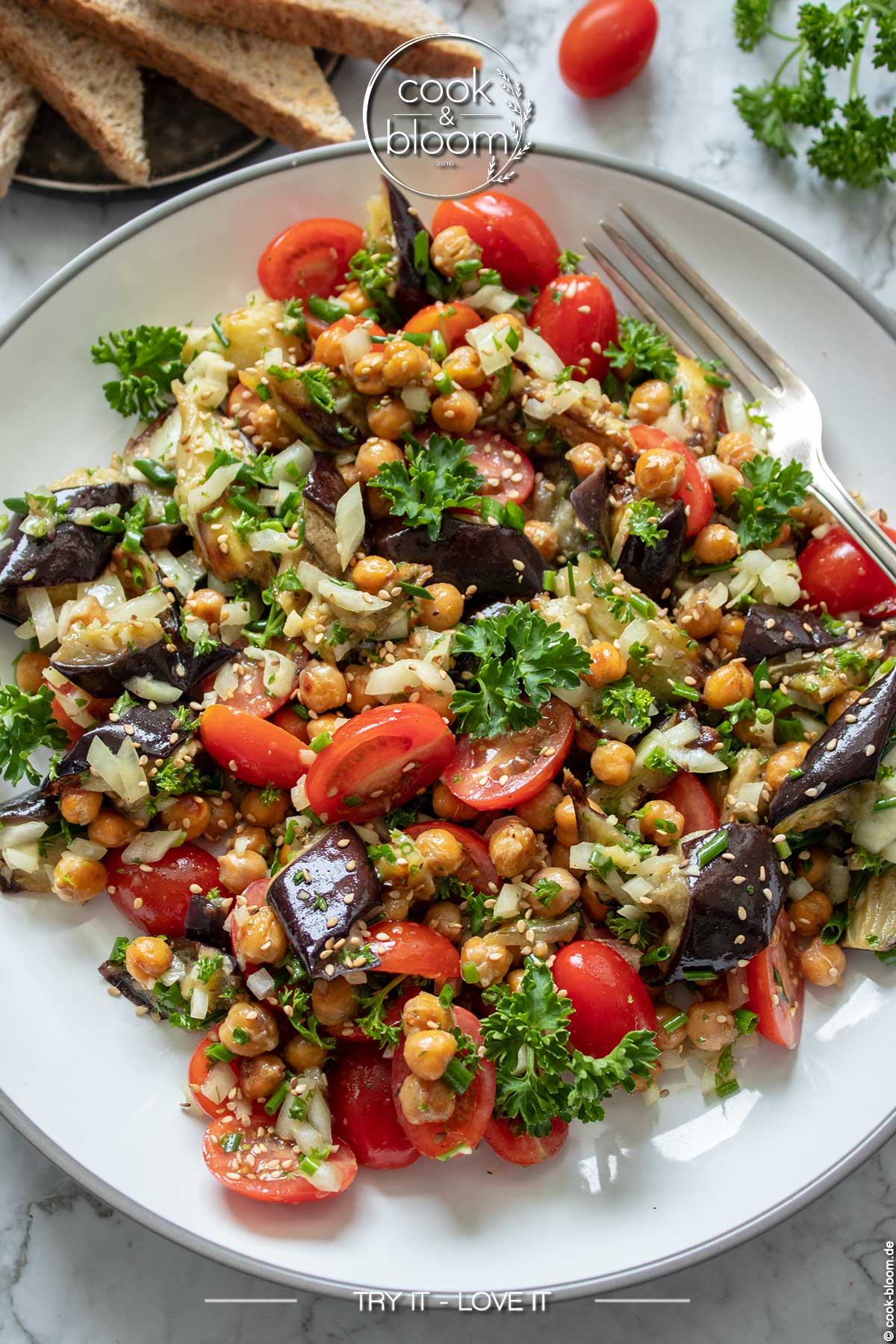Aromatischer Auberginensalat mit Kichererbsen – einfach & ofengeröstet