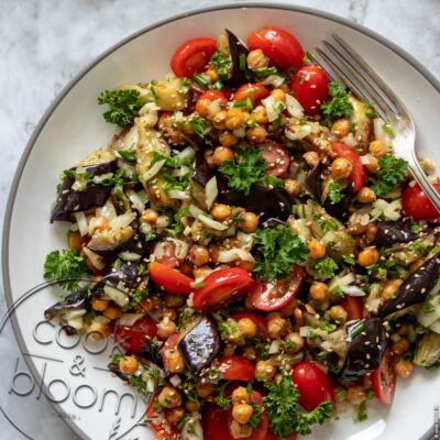 Aromatischer Auberginensalat mit Kichererbsen