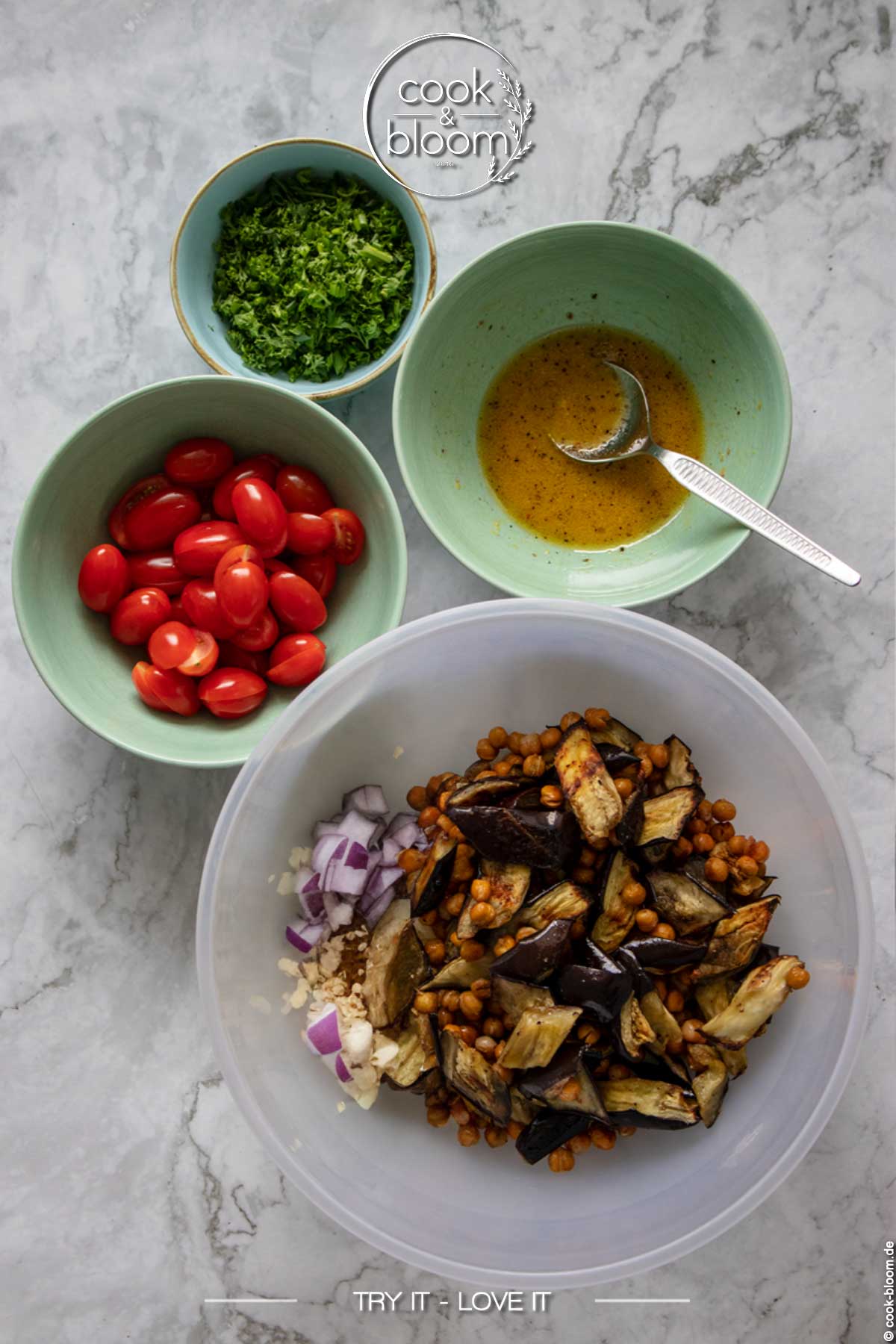 Aromatischer Auberginensalat mit Kichererbsen