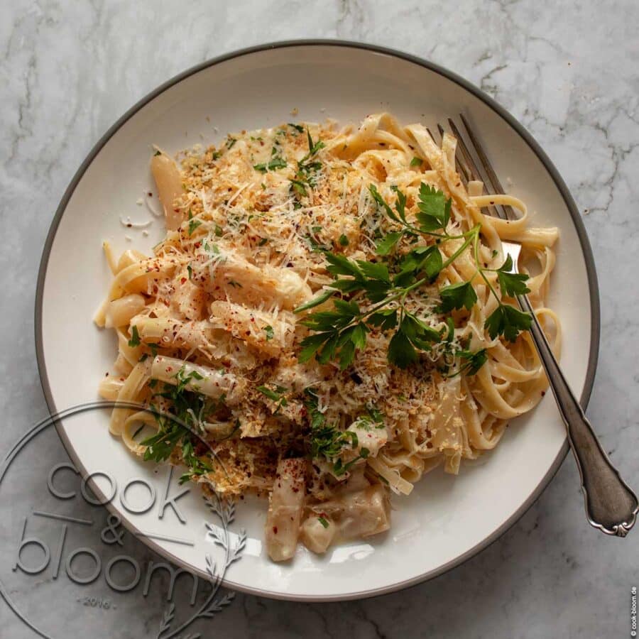Schwarzwurzel-Pasta mit Parmesan-Bröseln – cremig, schnell & vegetarisch