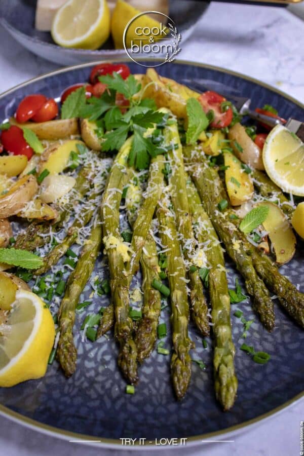 Gerösteter Spargel aus dem Ofen – mit Zitrone, Parmesan & frischen Kräutern