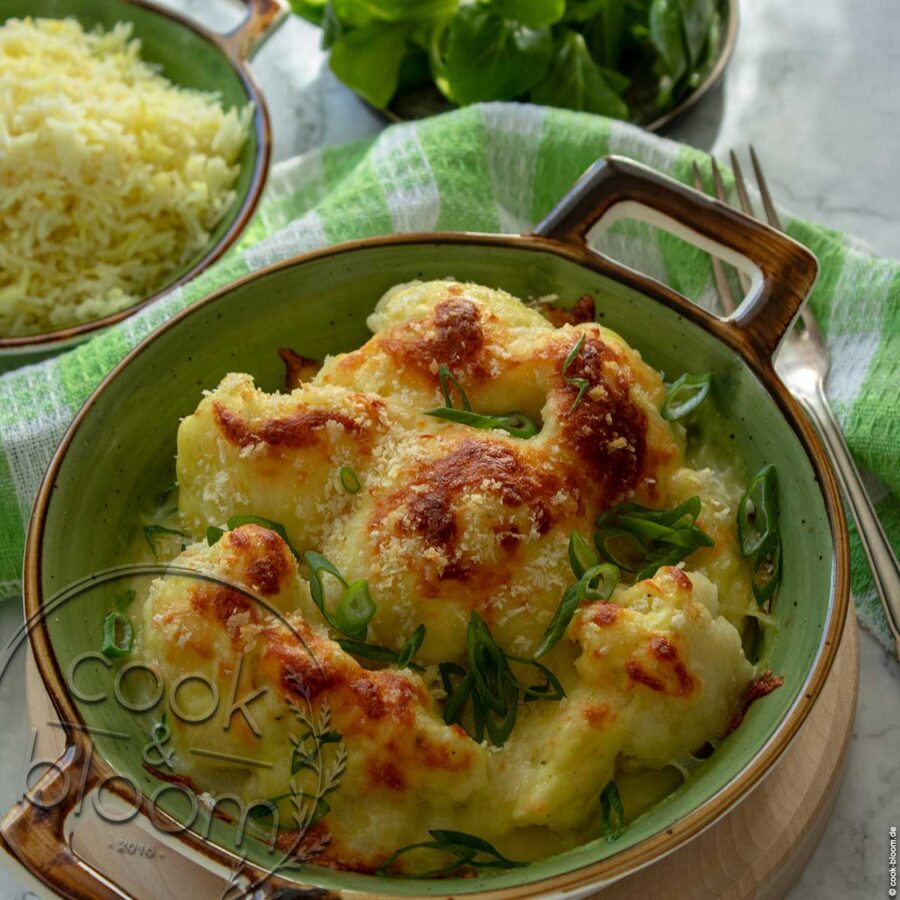 Überbackener Blumenkohl in cremiger Käsesauce mit Muskat und Senf