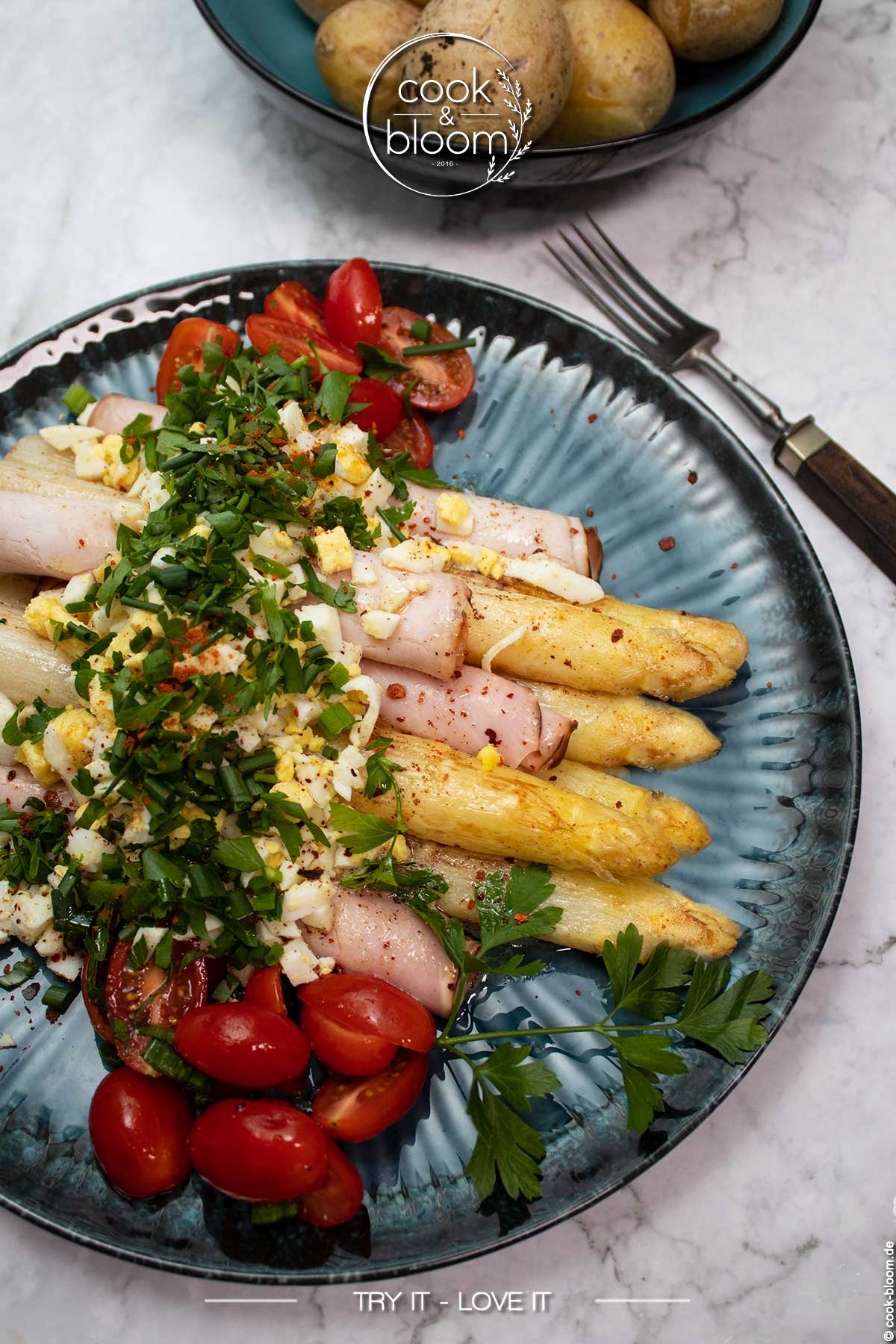 Weißer Spargel mit Schinken, Ei und brauner Butter