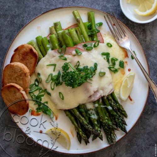 Grüner Spargel aus dem Ofen mit Käse & Kochschinken – einfaches Abendessen zum Verlieben
