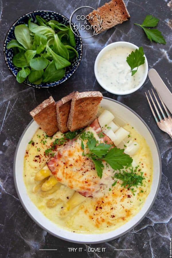 Überbackener Spargel mit Schinken und Käse