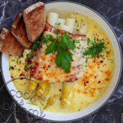 Überbackener Spargel mit Schinken, Käse und Sahne: Frühlingsrezept für Genießer