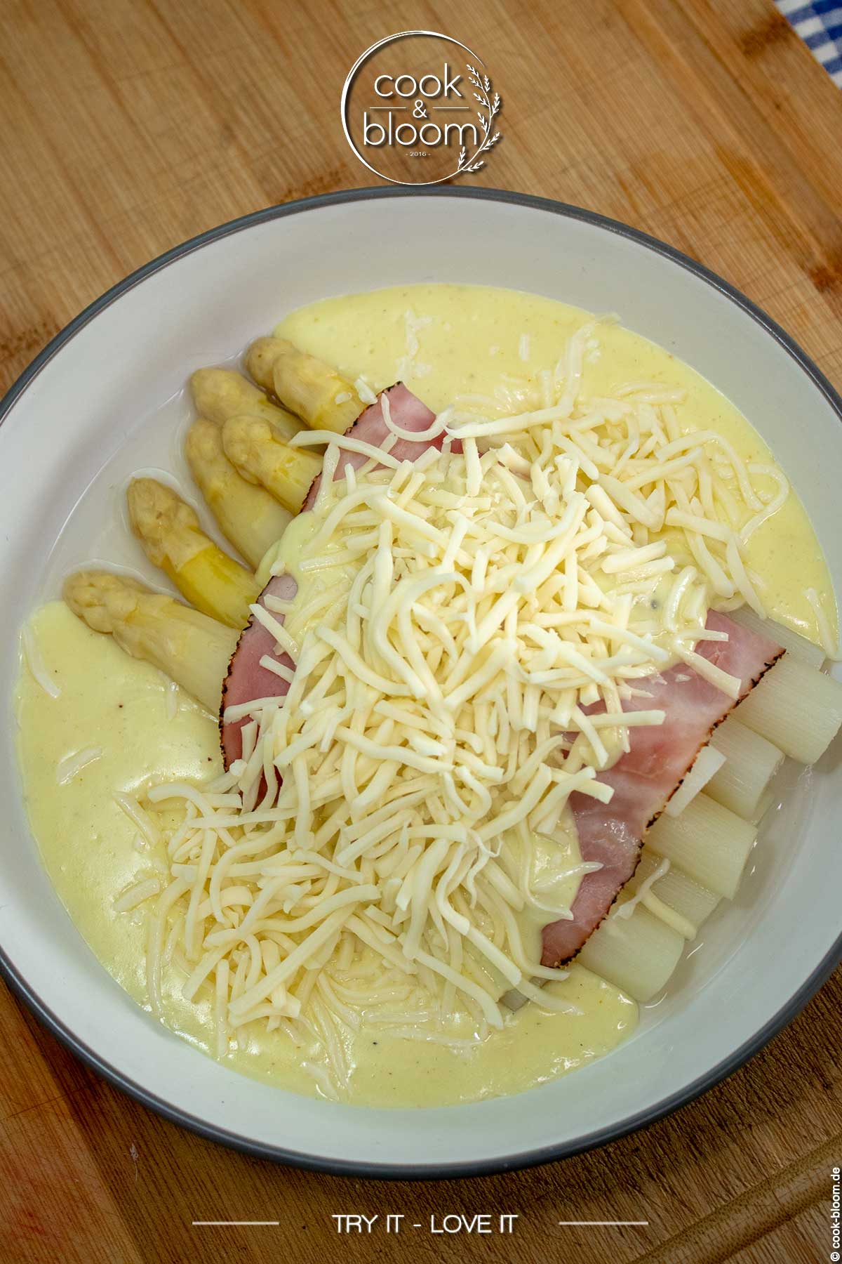 Überbackener Spargel mit Schinken und Käse