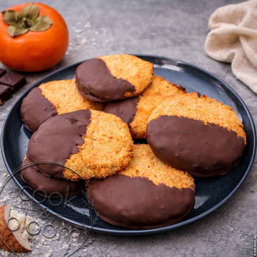 Kaki-Kokos-Kekse mit Schokolade und frischer Kaki Kaki-Kokos-Kekse mit Schokolade und frischer Kaki